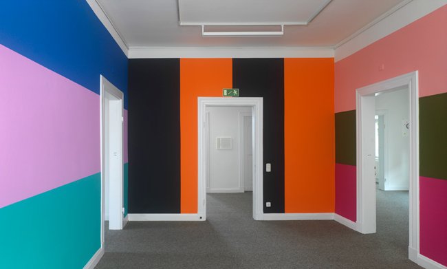 Lothar G&ouml;tz: Zimmer f&uuml;r Bernhard Landauer – Empfang mit Blick auf den Wannsee, vinyl on wall, dimensions variable, 2011, Galerie der Stadt Remscheid, photo: Achim Kukullies, D&uuml;sseldorf